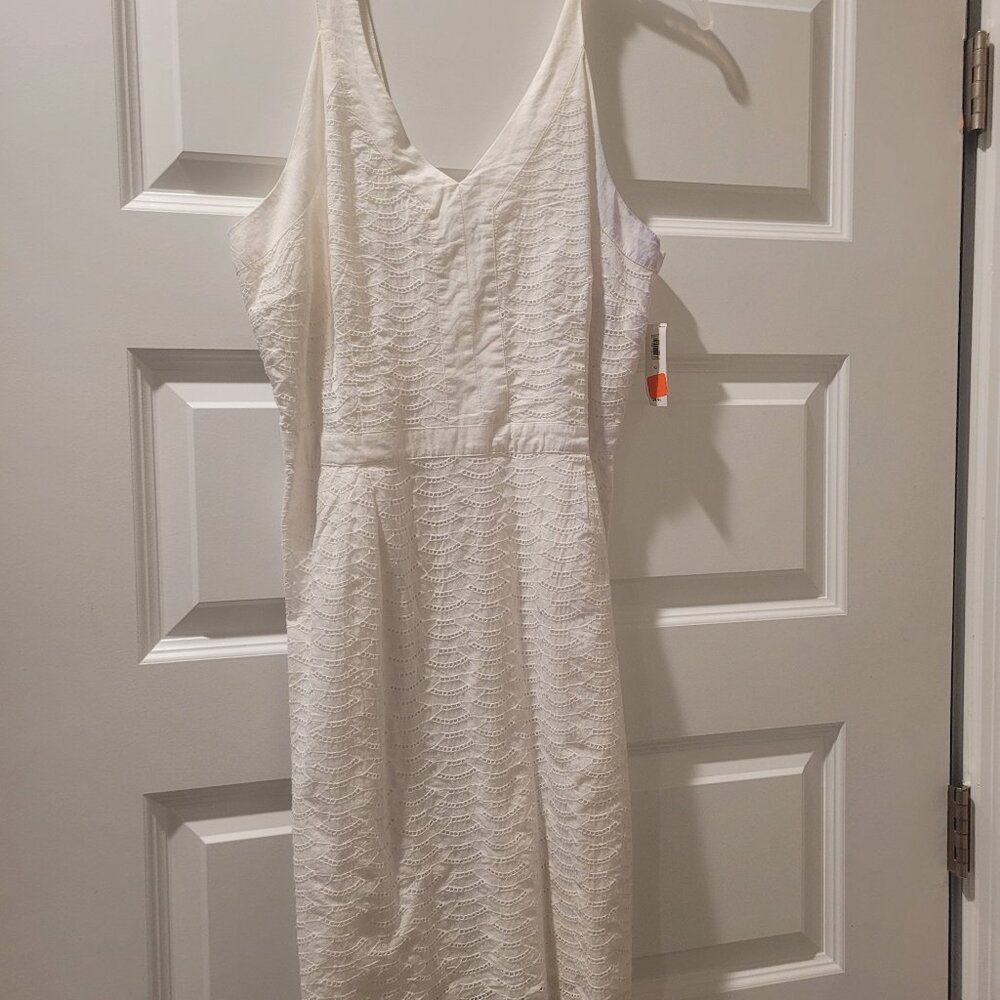 White Old Navy Linen Style Dress w/ Crotchet AccentsNWT size 10